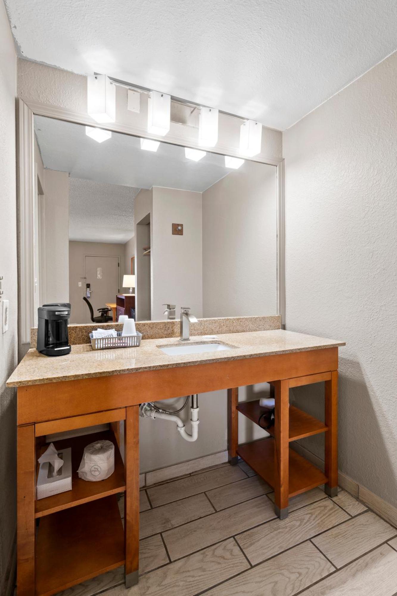 Travelodge By Wyndham Pueblo Bagian luar foto